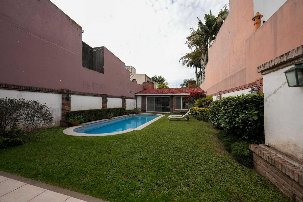 Venta Casa de Categoría Santa Fe con Jardín y Pileta, Zona Centro Sur 4