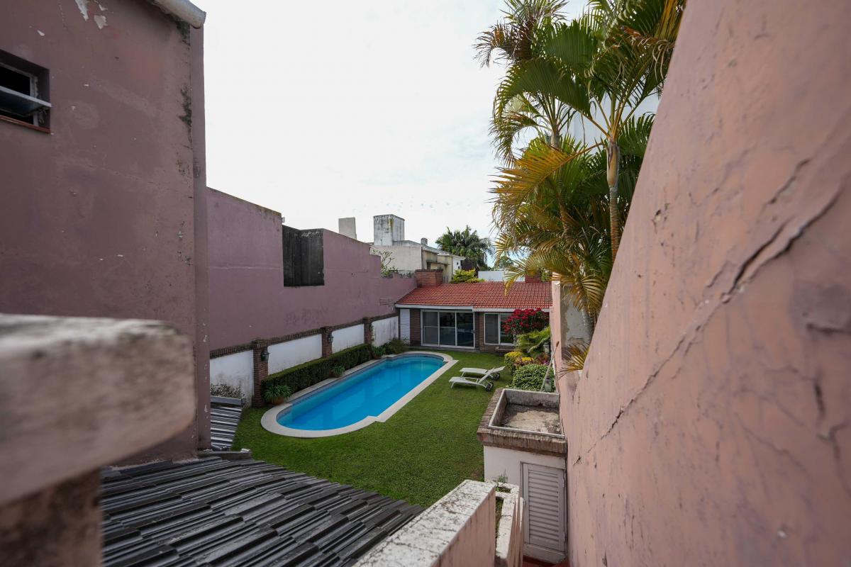 Venta Casa de Categoría Santa Fe con Jardín y Pileta, Zona Centro Sur 3