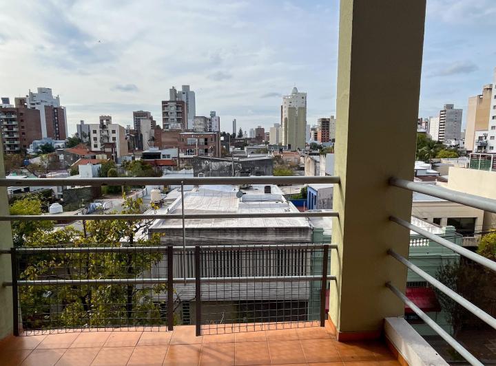 Departamento 1 dorm, gran balcón con buena vista, a cuadras de Bv 5