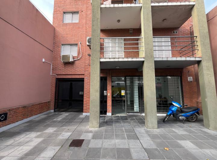 Departamento 1 dorm, gran balcón con buena vista, a cuadras de Bv 2
