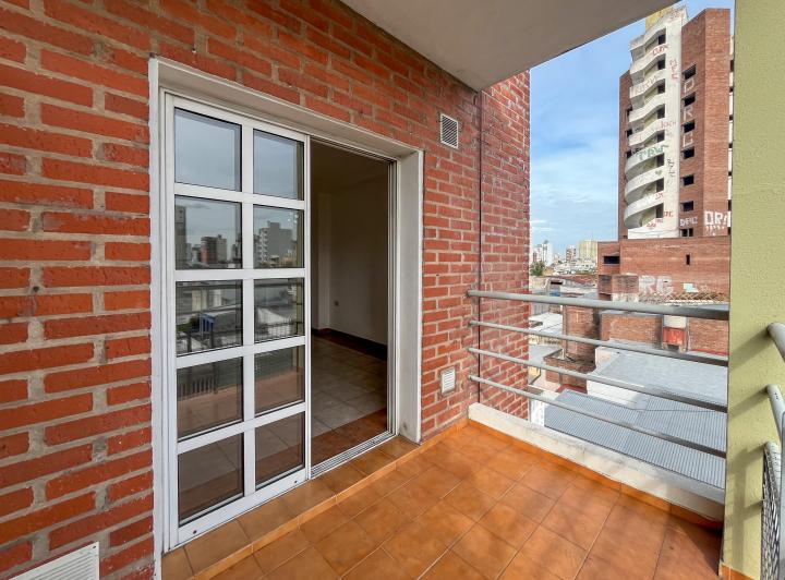 Departamento 1 dorm, gran balcón con buena vista, a cuadras de Bv 4