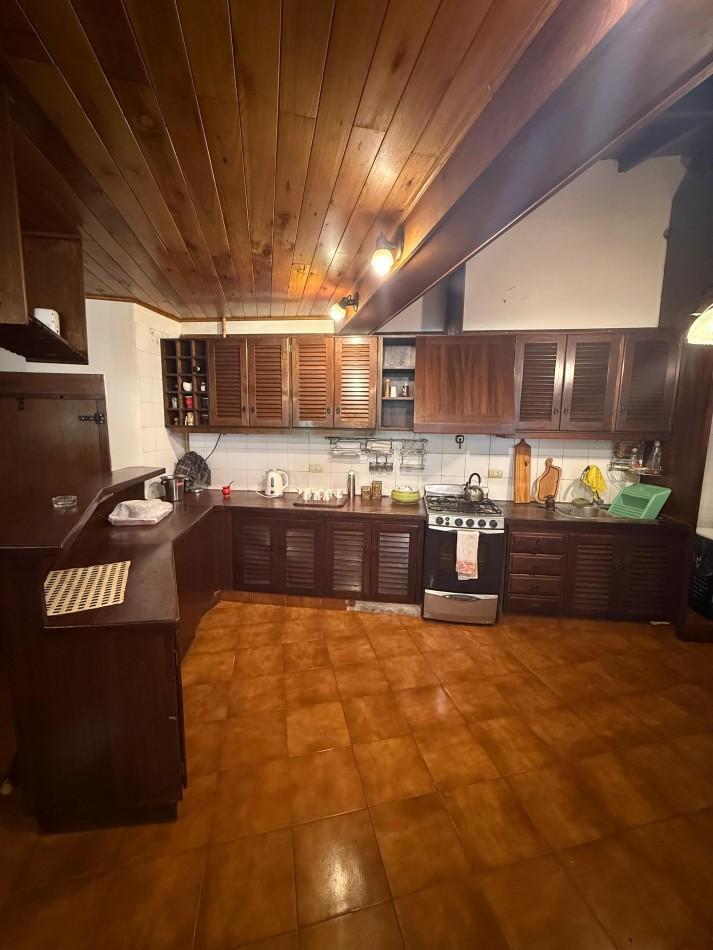 VENTA PLAYA GRANDE - SOBRE LOTE DE 20X43.30 CHALET CON QUINCHO Y PILETA