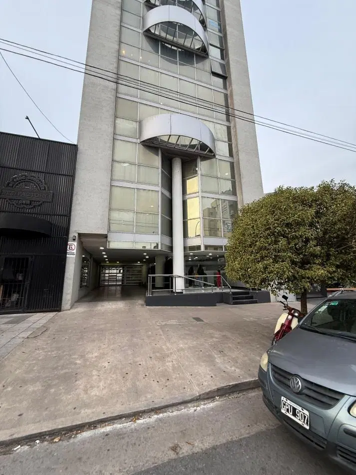 Cochera en venta Zona clinica pueyrredon. 4