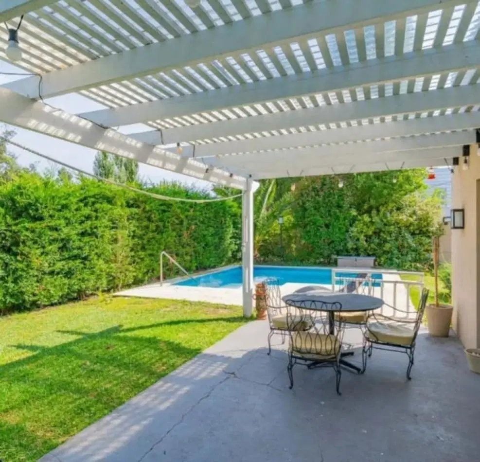 Venta Casa en dos plantas en Los Acantilados con pileta, parrilla y cochera 4
