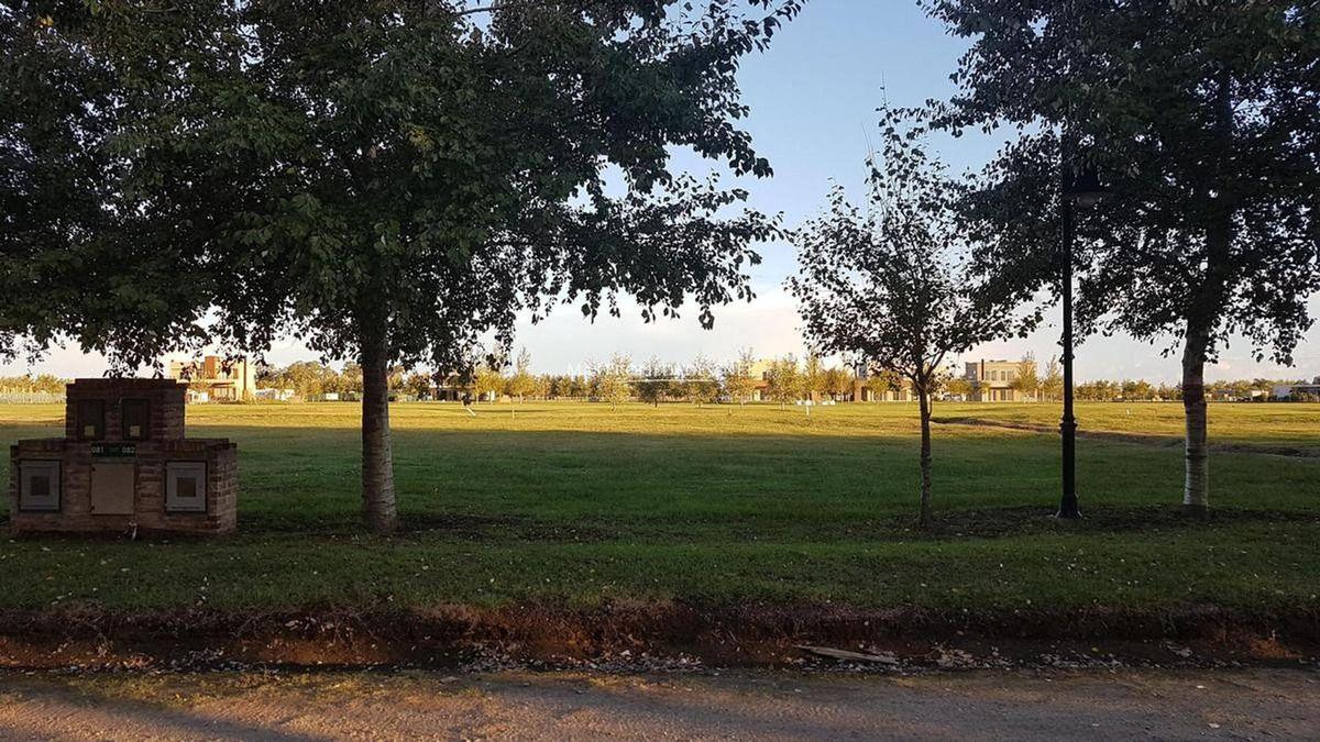 Foto de Venta Terreno / Lote a la laguna en Haras Del Sur III La Plata, imagen 1