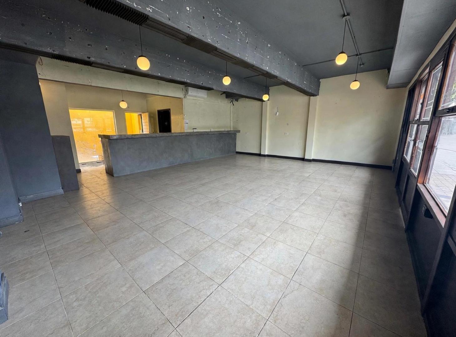 Foto de Local comercial con cocina patio y subsuelo, imagen 3