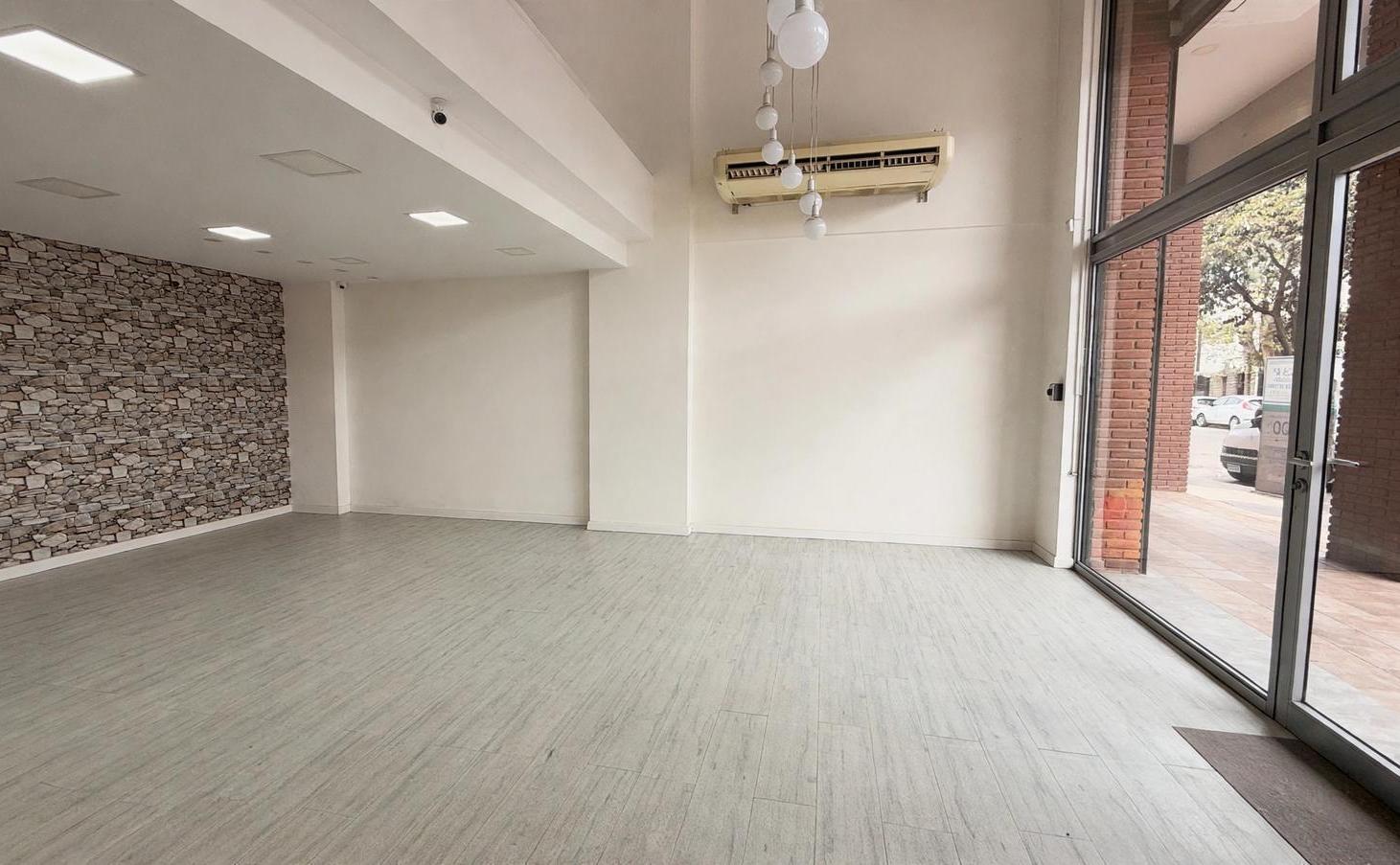 Foto de Local en Guemes con entre piso., imagen 3
