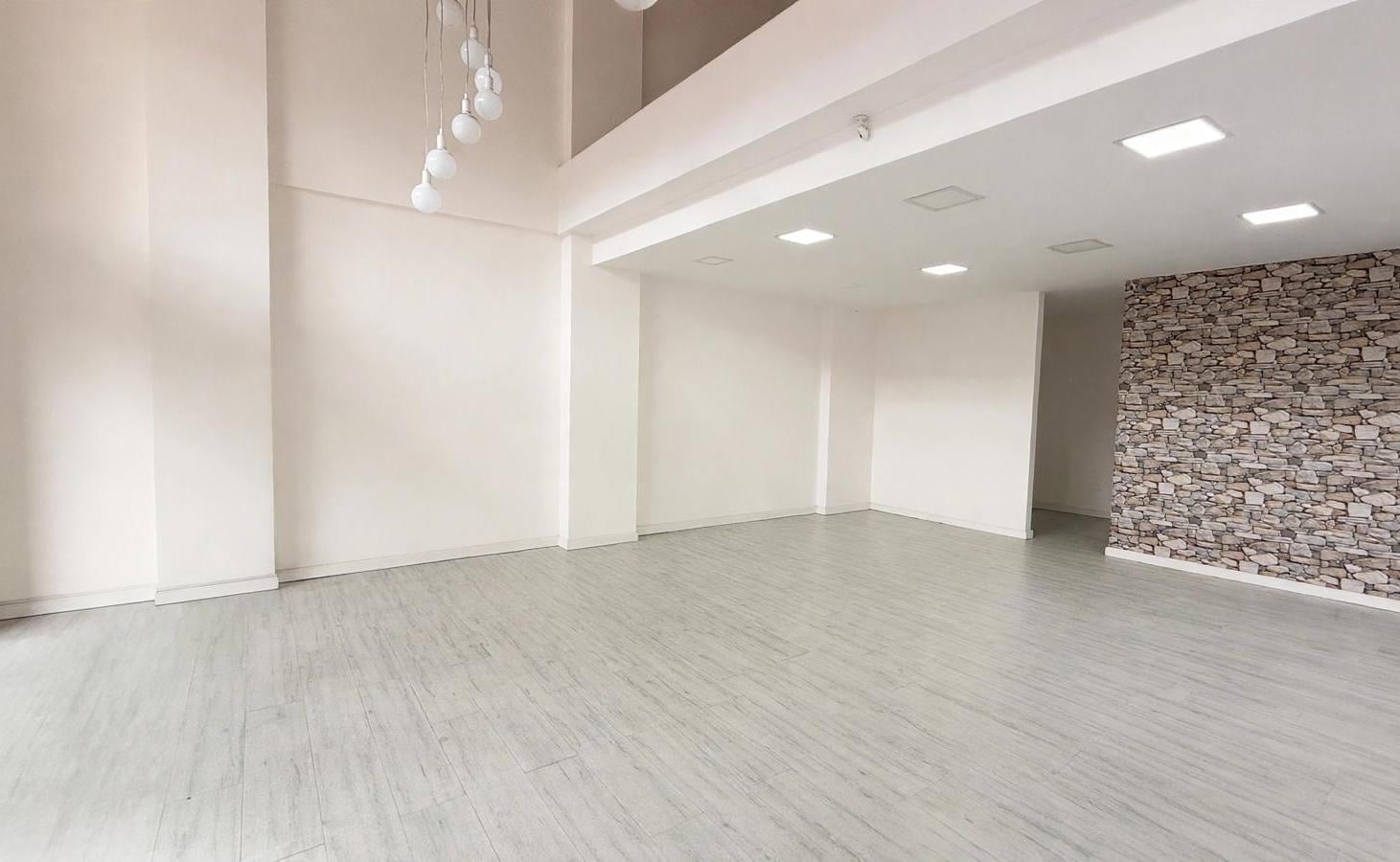 Foto de Local en Guemes con entre piso., imagen 4