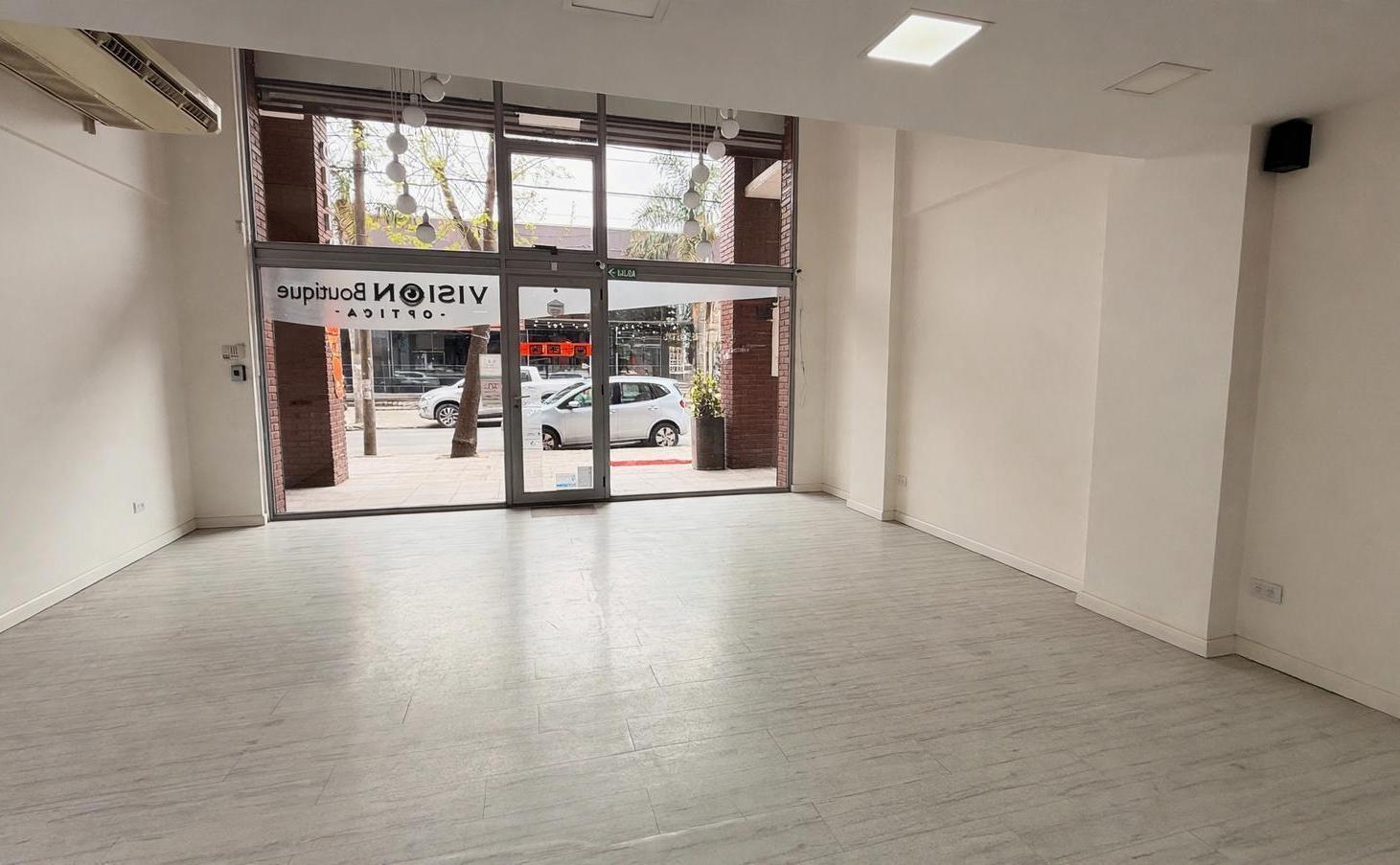 Foto de Local en Guemes con entre piso., imagen 1