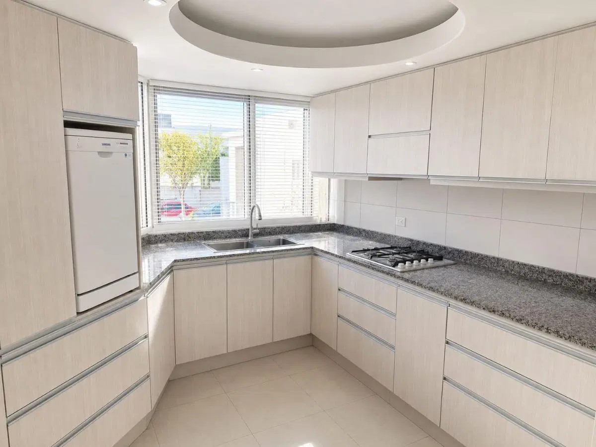 EXCLUSIVA Y SEGURA CASA EN VENTA 4