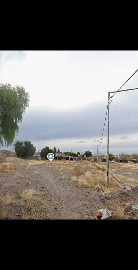 TERRENO CON 2 ESQUINAS. SALIDA A 3 CALLES.
Ubicados en Barrio Soberanía.
Ciudad De Mendoza. 3