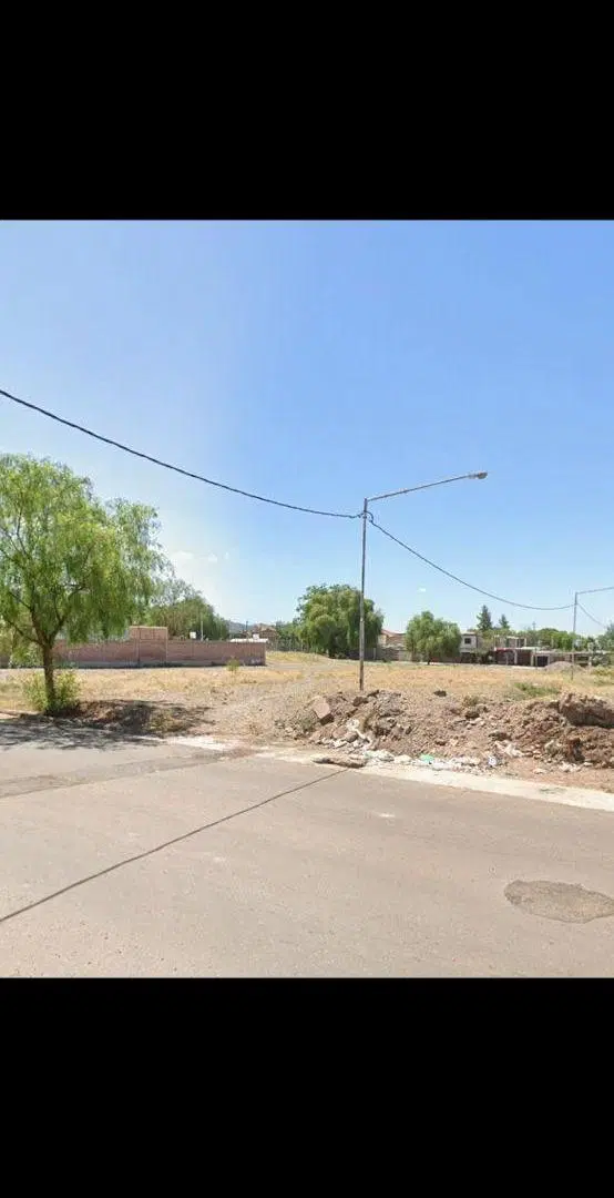 TERRENO CON 2 ESQUINAS. SALIDA A 3 CALLES.
Ubicados en Barrio Soberanía.
Ciudad De Mendoza. 5