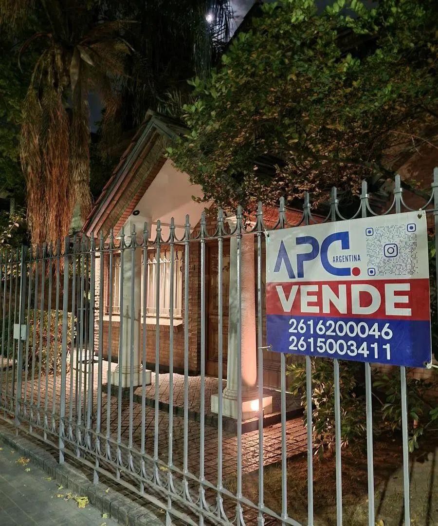 Alquiler Comercial con 330 m² Casa.
7 dormitorios. 4 Baños. 4 cocheras. en Quinta Sección. Mendoza 3