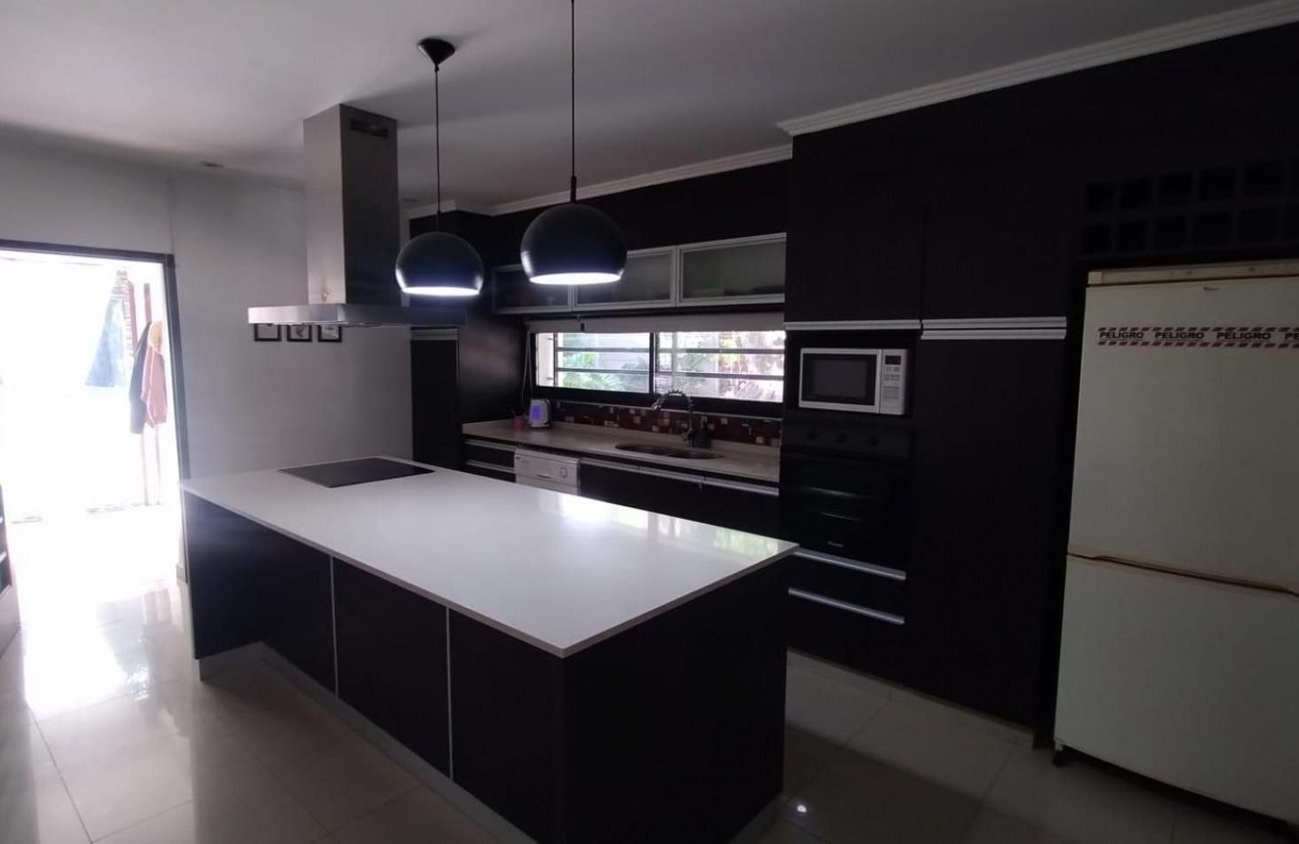 Foto de VENTA CASA QUINTA 5 AMBIENTES RENOVADA COMPLETAMENTE PARQUE PILETA, imagen 2
