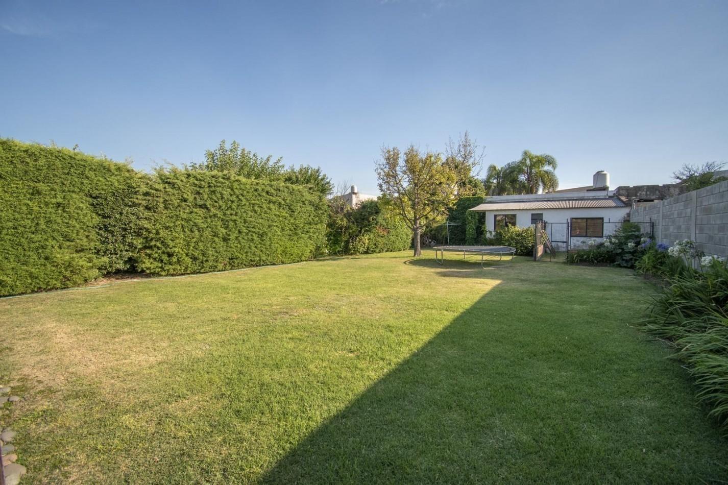 Foto de VENTA CASA 4 AMBIENTES CHALET CON PILETA COCHERA PERMUTA CONSULTAR, imagen 1