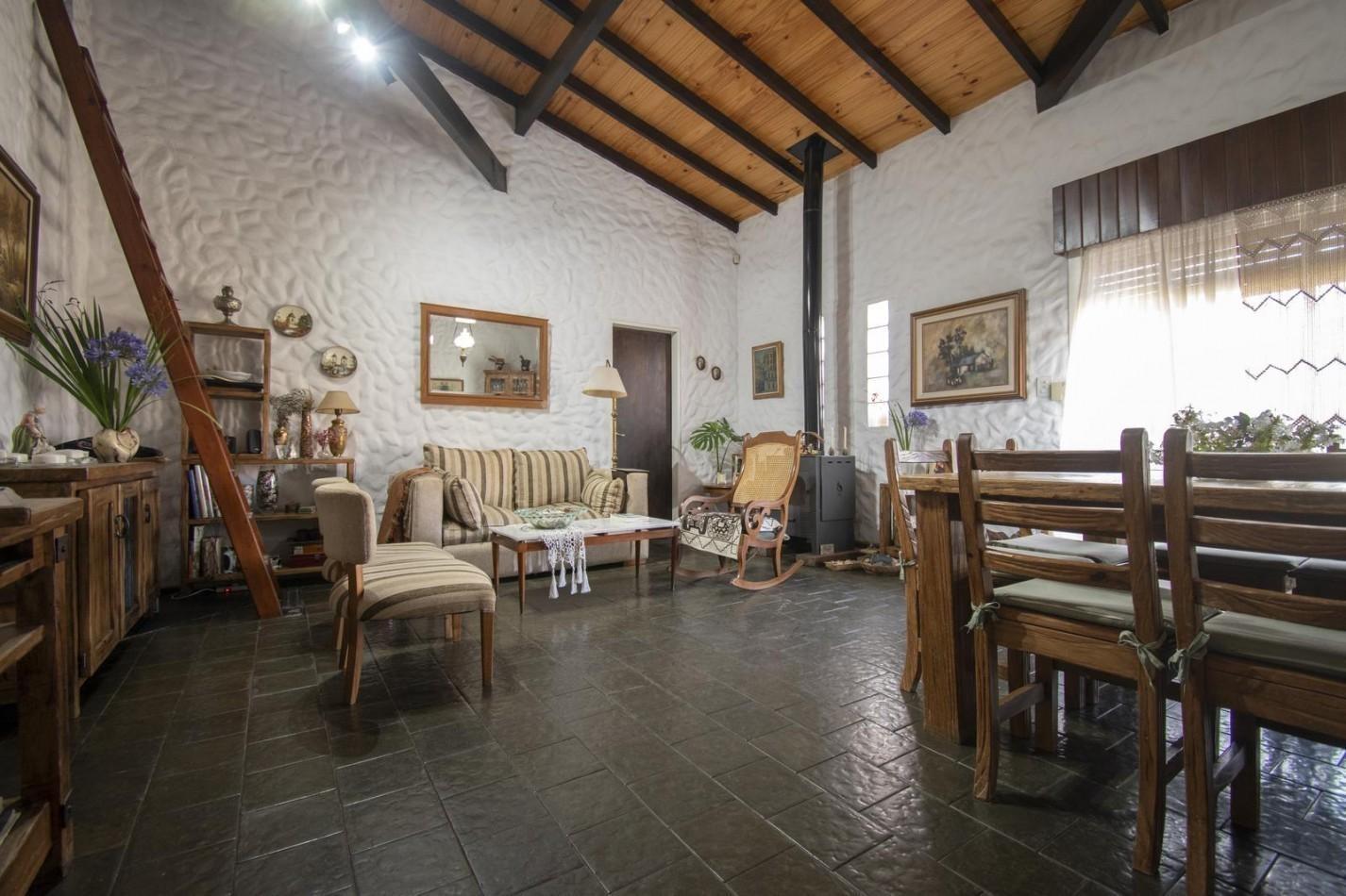 Foto de VENTA CASA 4 AMBIENTES CHALET CON PILETA COCHERA PERMUTA CONSULTAR, imagen 4