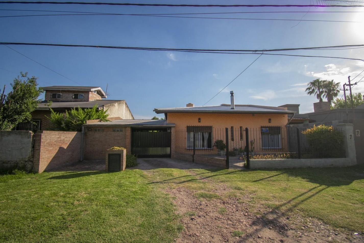 Foto de VENTA CASA 4 AMBIENTES CHALET CON PILETA COCHERA PERMUTA CONSULTAR, imagen 3
