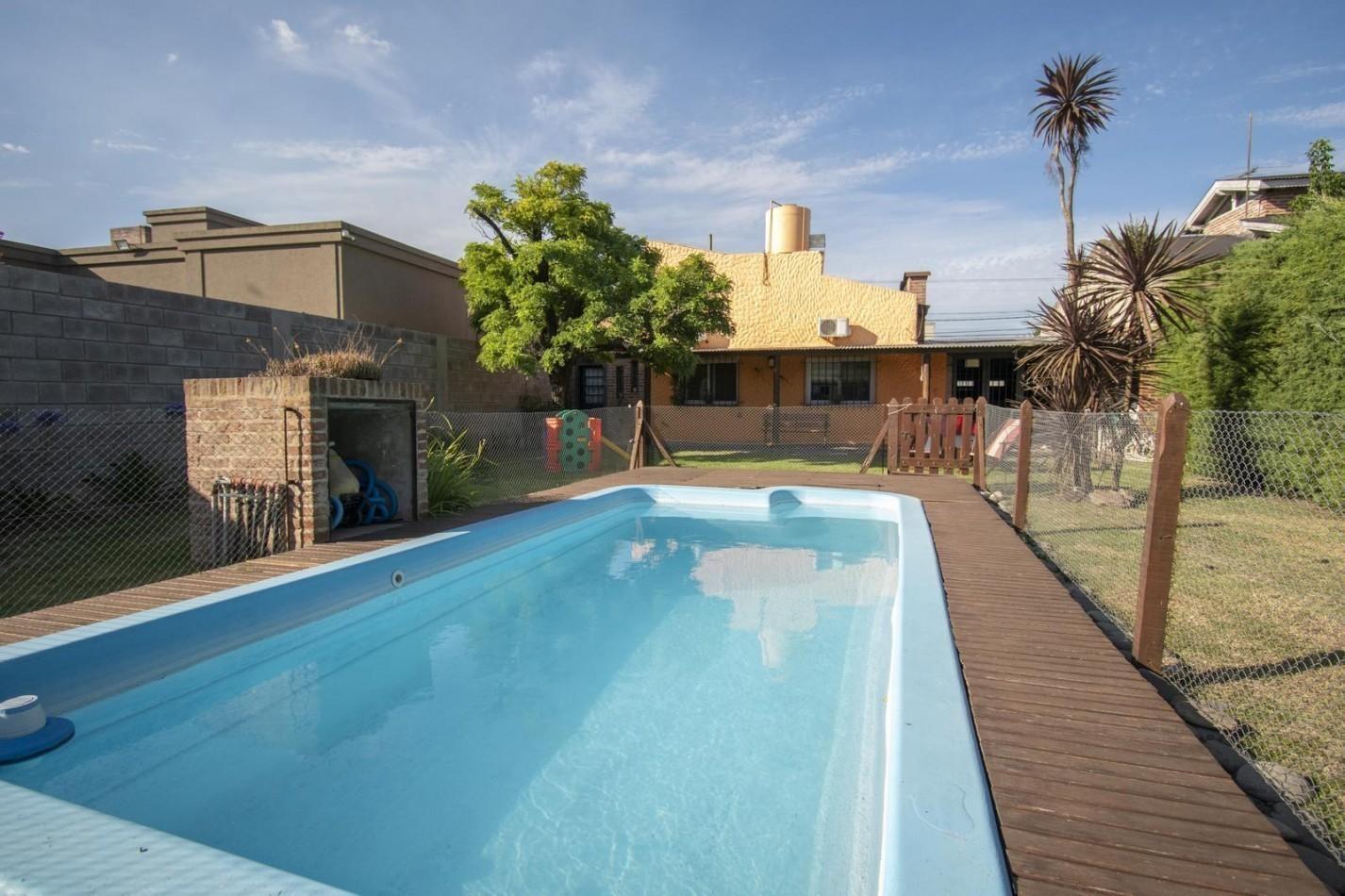Foto de VENTA CASA 4 AMBIENTES CHALET CON PILETA COCHERA PERMUTA CONSULTAR, imagen 2