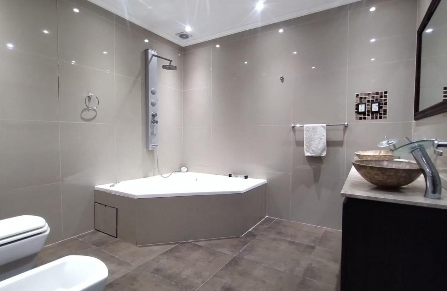 Foto de VENTA CASA QUINTA 5 AMBIENTES RENOVADA COMPLETAMENTE PARQUE PILETA, imagen 4