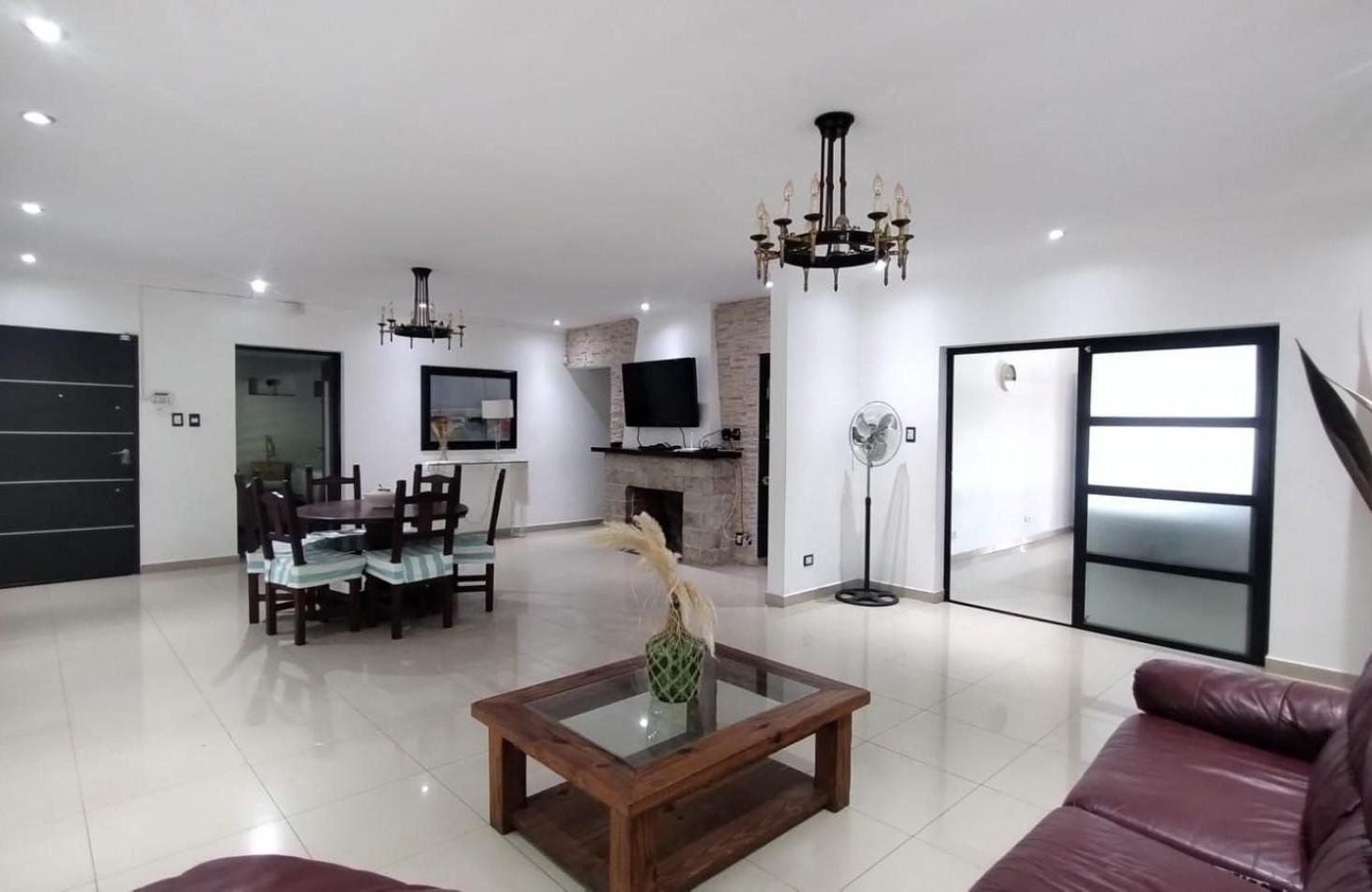 Foto de VENTA CASA QUINTA 5 AMBIENTES RENOVADA COMPLETAMENTE PARQUE PILETA, imagen 1