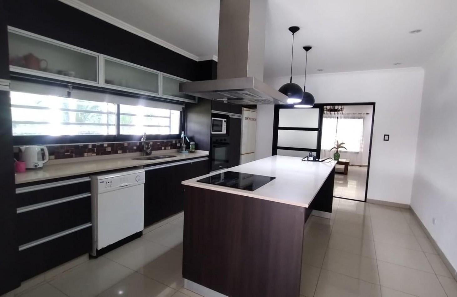 Foto de VENTA CASA QUINTA 4 AMBIENTES RENOVADA COMPLETAMENTE PARQUE PILETA, imagen 3