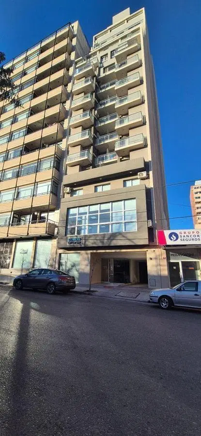 Alquiler Depto 1 dorm con cochera cubierta centro NQN 1