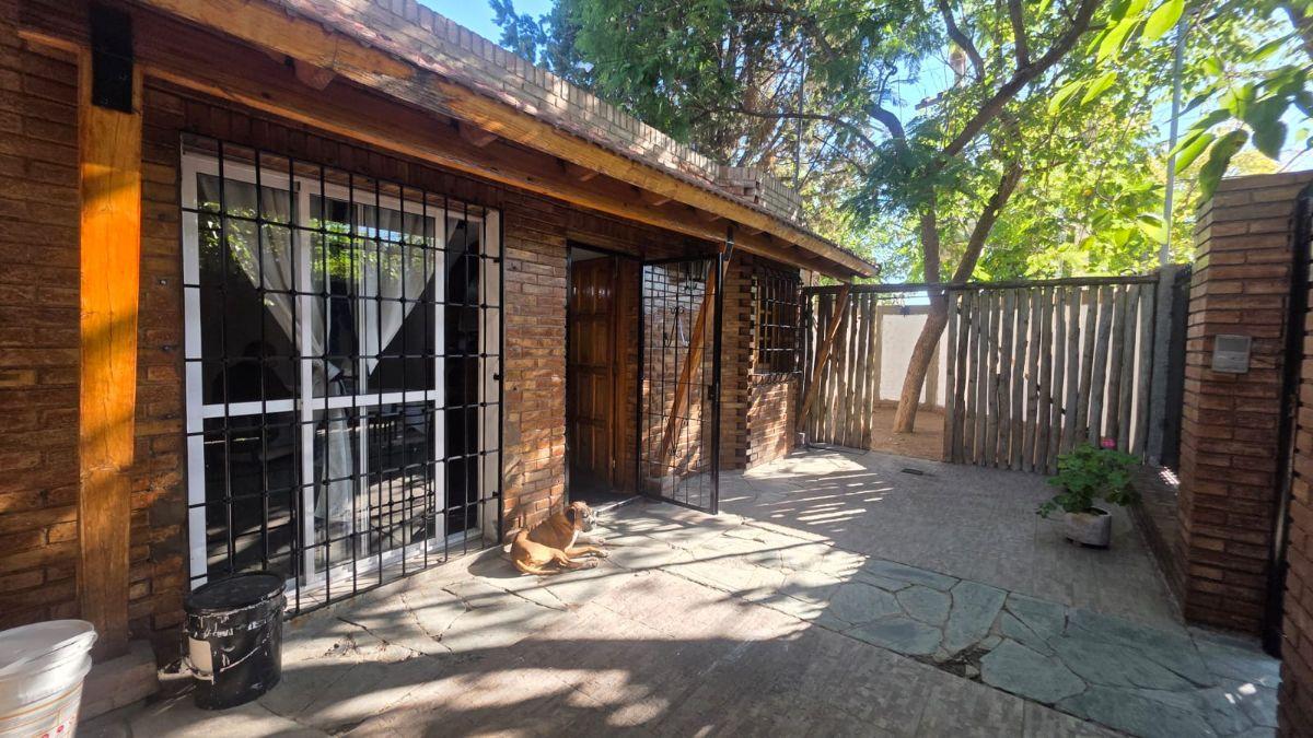 CASA ESQUINA CON PILETA EN BARRIO SANTA ANA GUAYMALLEN