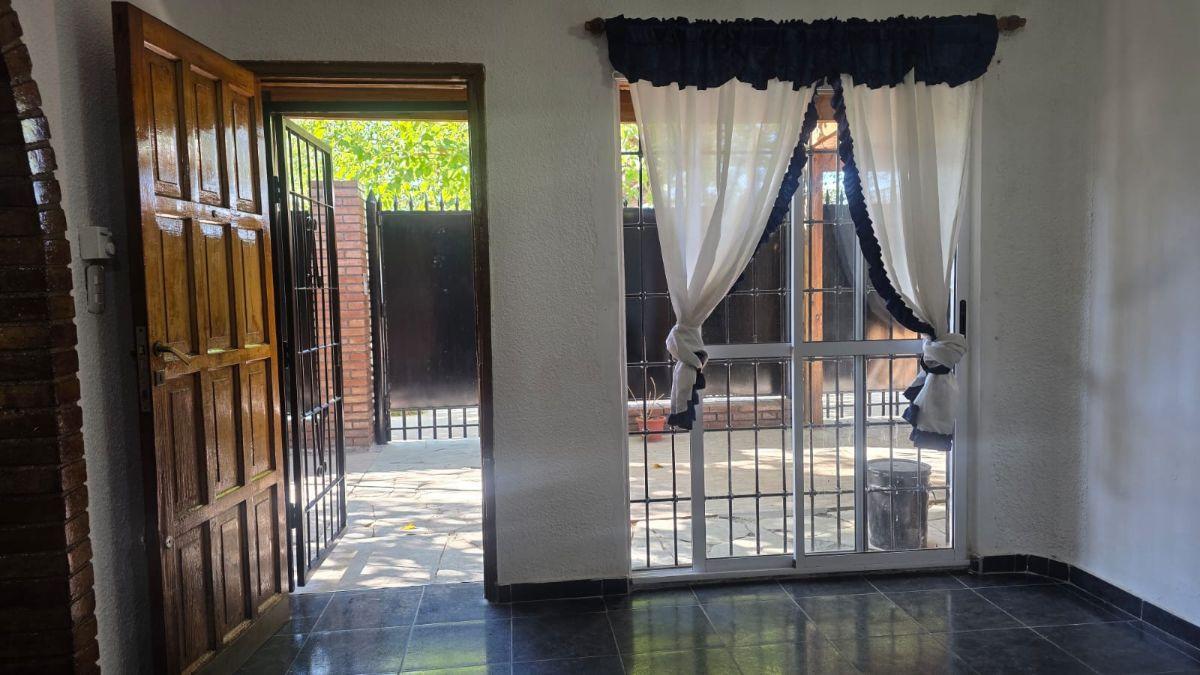 Foto de CASA ESQUINA CON PILETA EN BARRIO SANTA ANA GUAYMALLEN, imagen 2