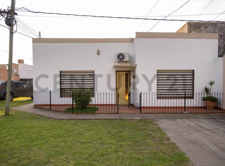 69 esquina 136 - CASA DE 2 DORMITORIOS EN VENTA - APTA CREDITO