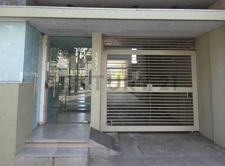 Departamento en alquiler de 1 dormitorio en 1 y 64 – 5º piso contrafrente 1