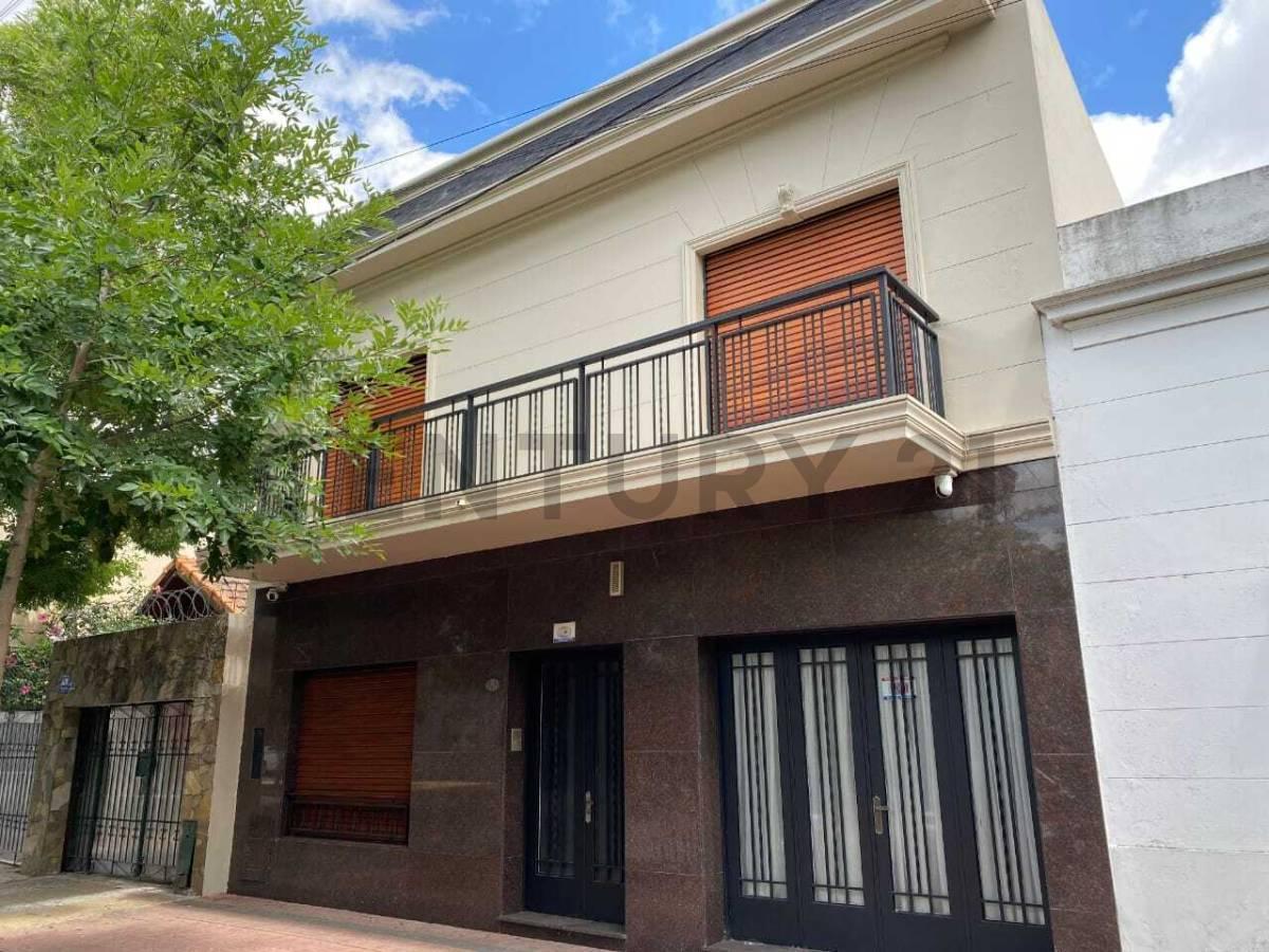 70 entre 13 y 14 Casa en venta 4 dormitorios, La Plata.-