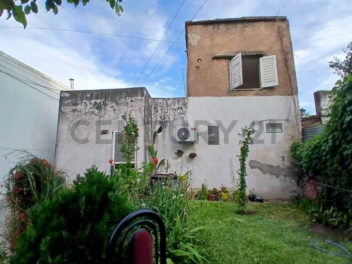 CALLE 74 ENTRE 115 Y 116 | VENTA CASA AL FRENTE CON TRES DEPARTAMENTOS EN BLOCK POR PASILLO