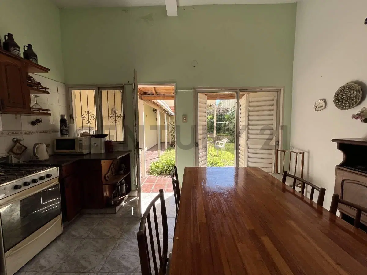 Calle 57 entre diagonal 74 y calle 17 CASA CON PARQUE MAS DEPTO EN VENTA LOTE 300 METROS LA PLATA 2