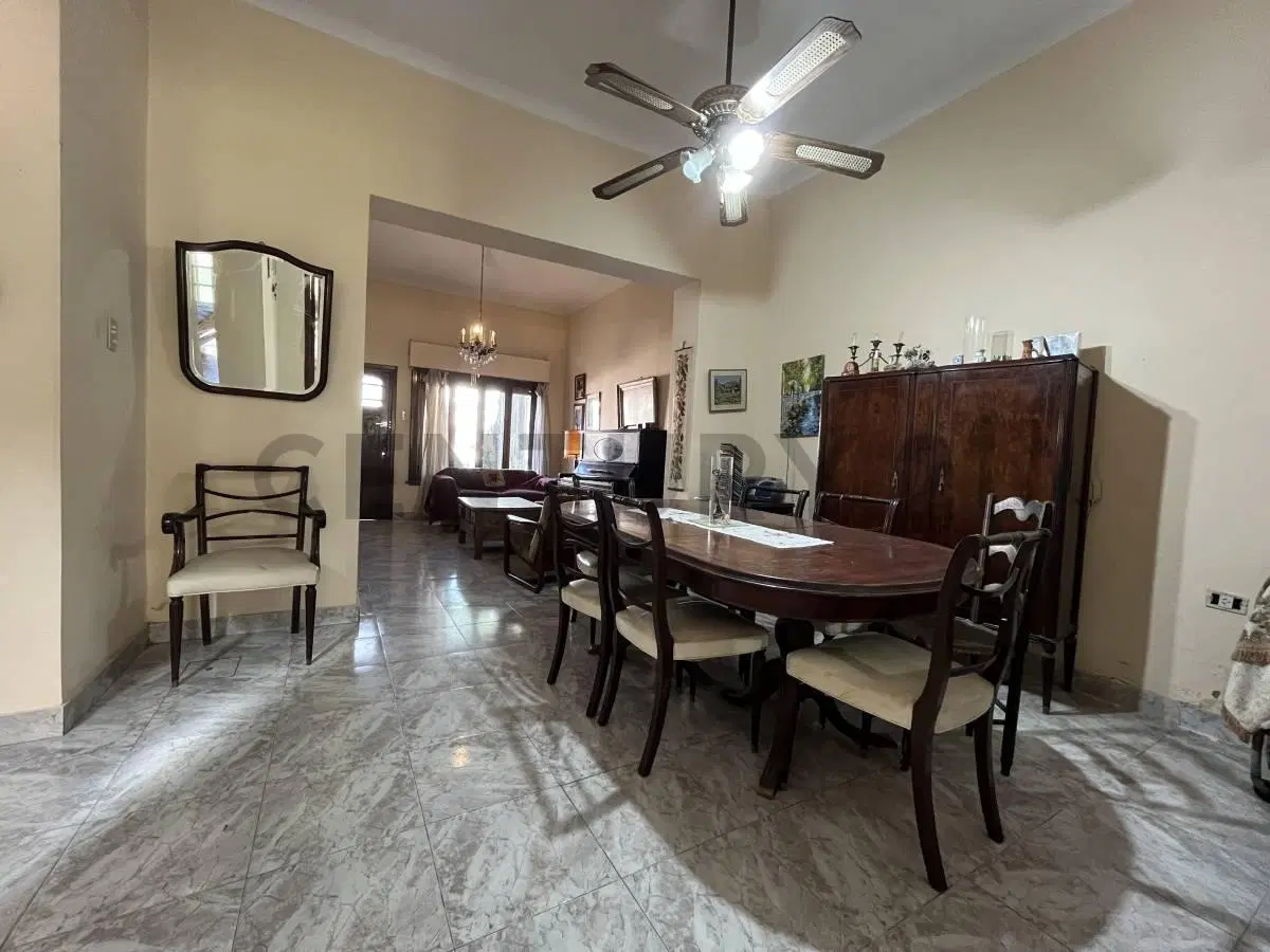 Calle 57 entre diagonal 74 y calle 17 CASA CON PARQUE MAS DEPTO EN VENTA LOTE 300 METROS LA PLATA 5