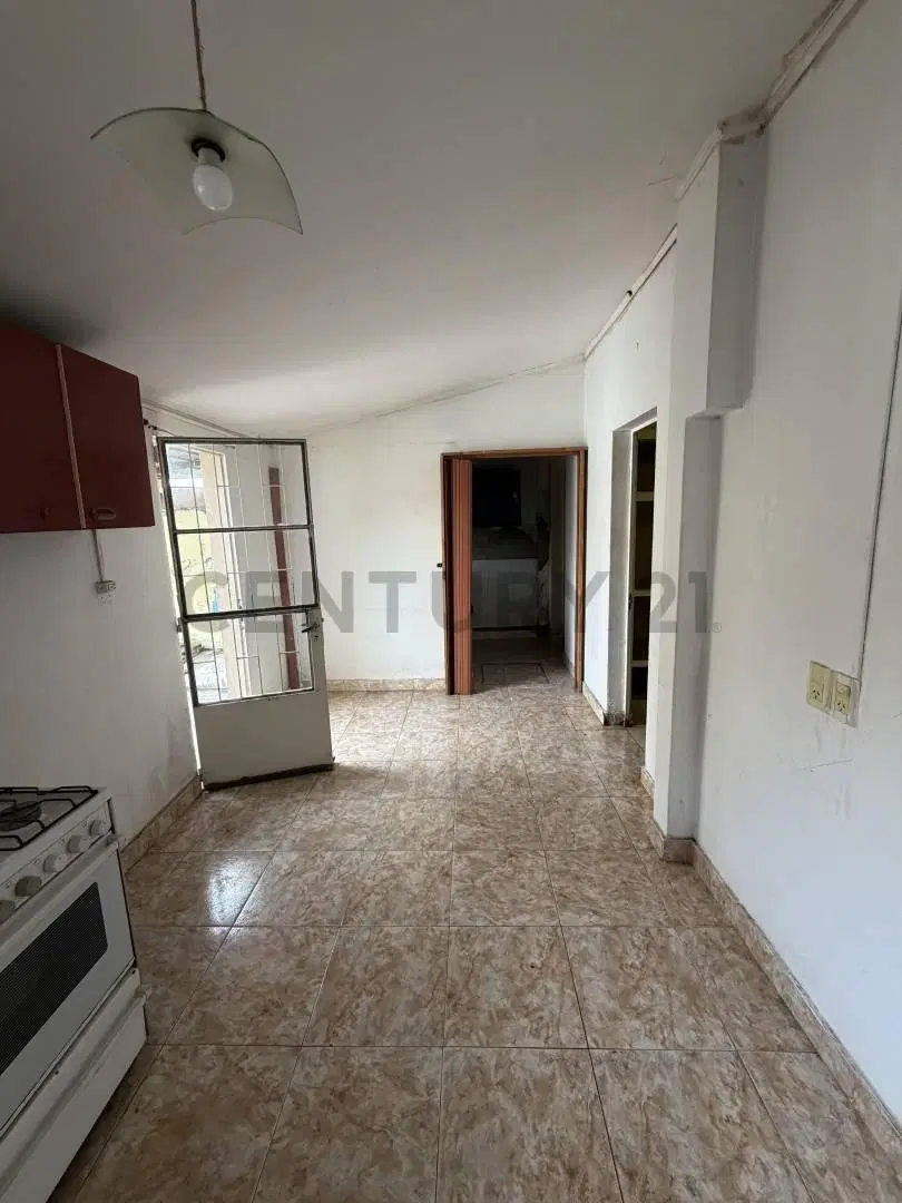 PH al frente de 3 ambientes con amplio patio – A refaccionar – Calle 62 e/ 29 y 30 5