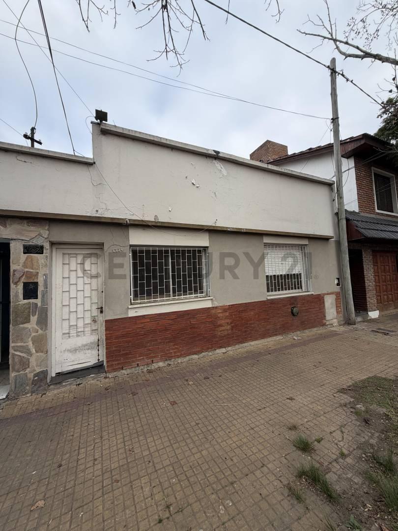 PH al frente de 3 ambientes con amplio patio – A refaccionar – Calle 62 e/ 29 y 30
