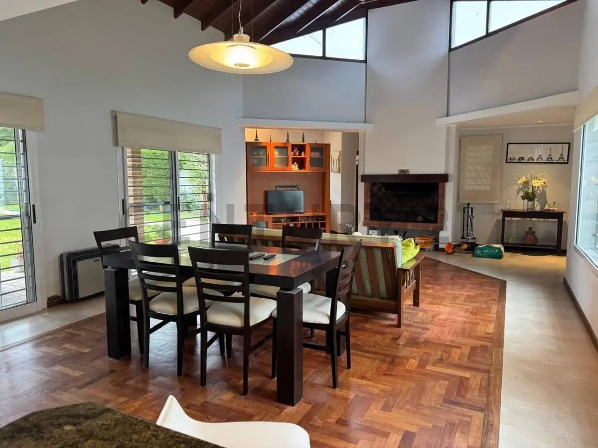 Exclusiva Casa con Pileta y Quincho de Categoría en Parque Sicardi 2