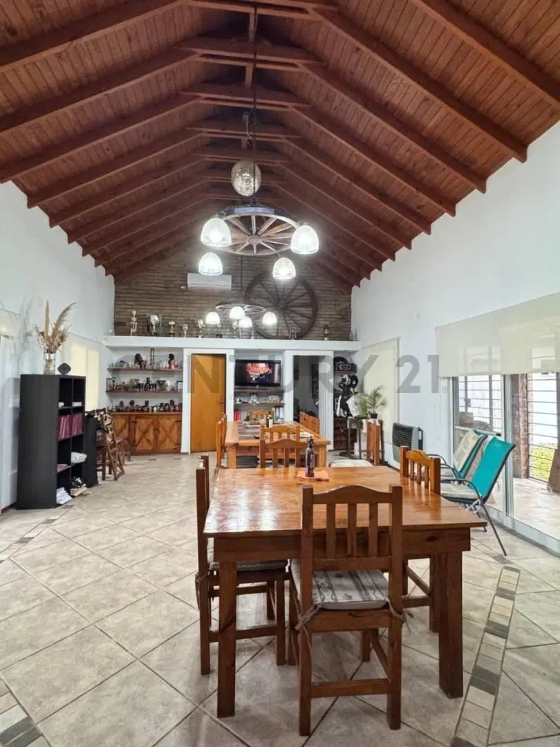 Exclusiva Casa con Pileta y Quincho de Categoría en Parque Sicardi 4