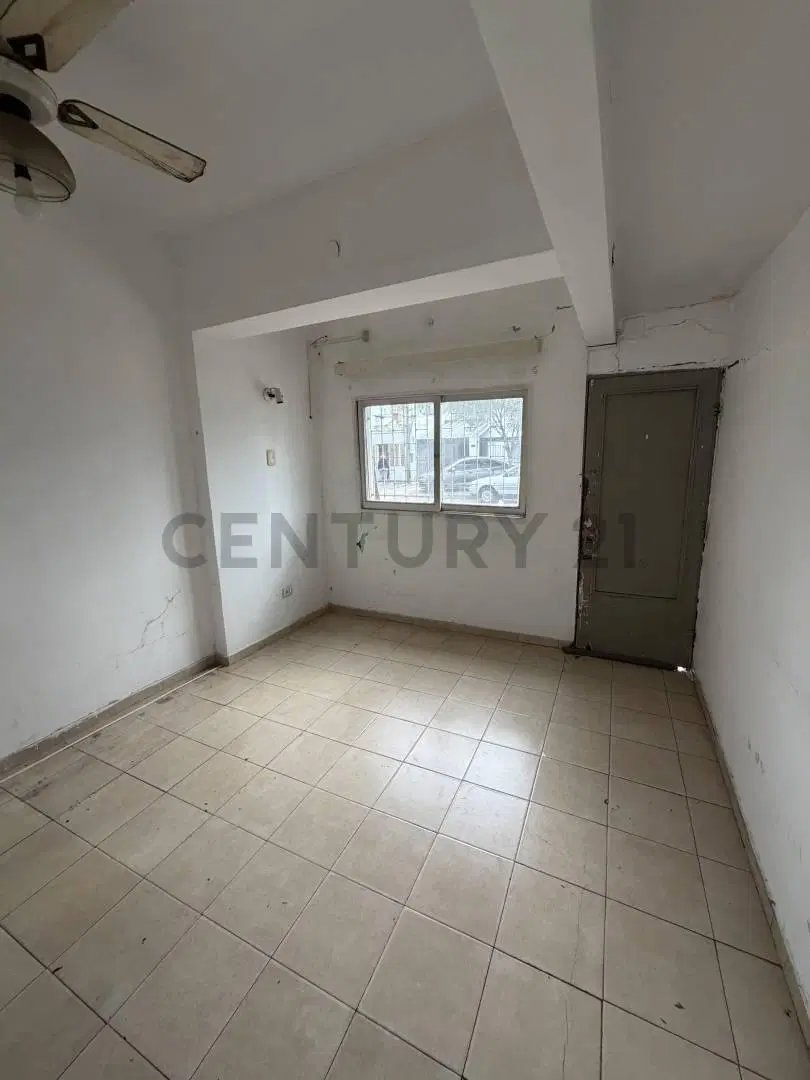 Calle 62 e/ 29 y 30 - PH al frente de 3 ambientes con amplio patio – A refaccionar 3