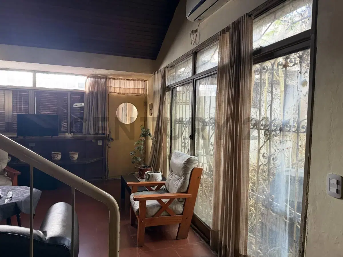 Calle 4 entre 58 y 59. Casa de 3 dormitorios + estudio en venta, La Plata. 2
