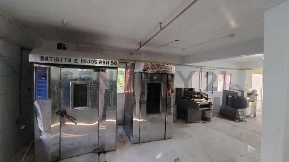 Local en venta con panadería, fondo de comercio y departamentos en Florencio Varela 5