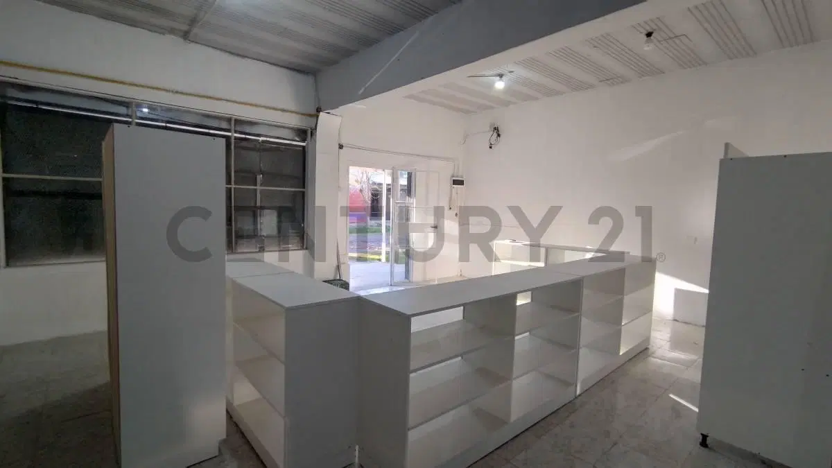 Local en venta con panadería, fondo de comercio y departamentos en Florencio Varela 2