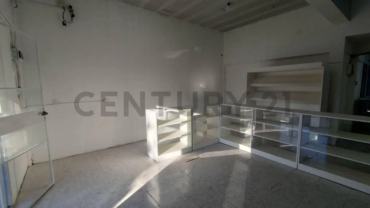 Local en venta con panadería, fondo de comercio y departamentos en Florencio Varela 4
