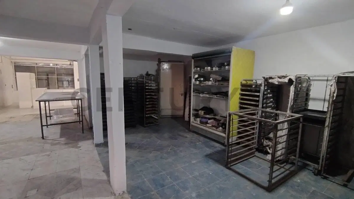 Local en venta con panadería, fondo de comercio y departamentos en Florencio Varela 8