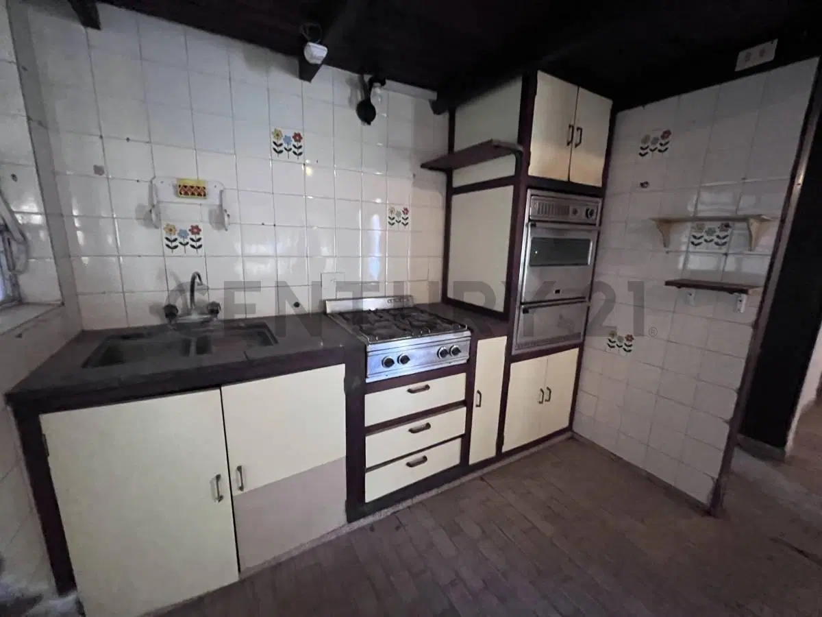 Calle 140 e/ 56 y 57 | Casa en venta de 3 Dormitorios a refaccionar 2