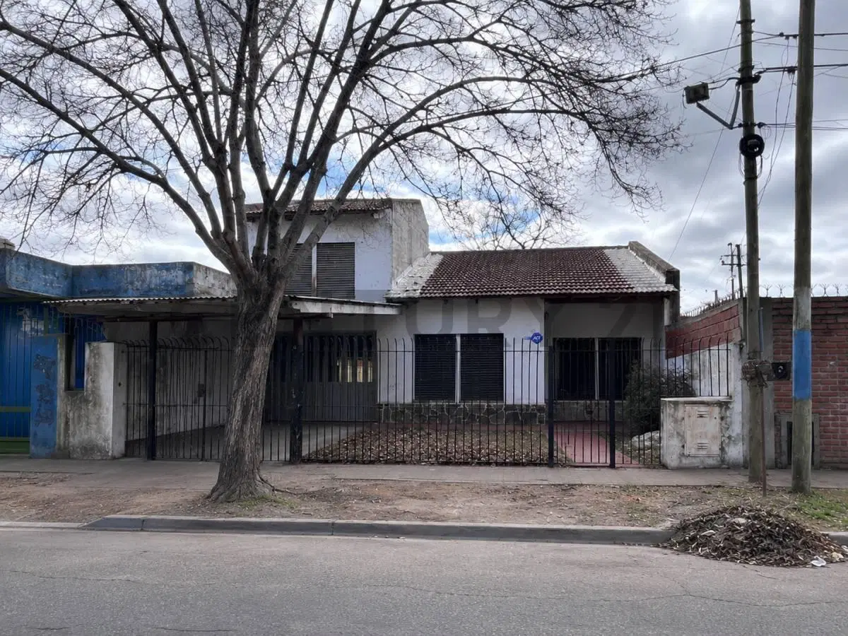 Calle 140 e/ 56 y 57 | Casa en venta de 3 Dormitorios a refaccionar 3