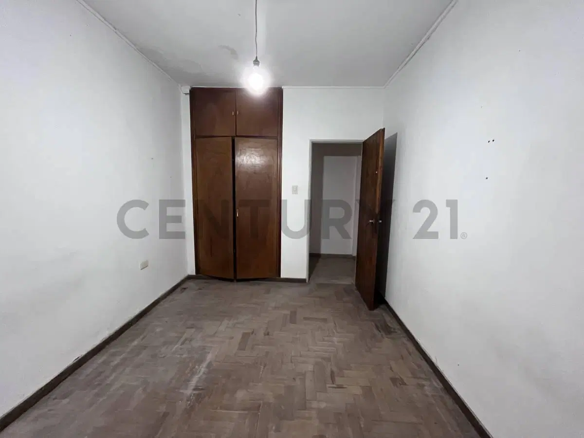 Calle 140 e/ 56 y 57 | Casa en venta de 3 Dormitorios a refaccionar 4