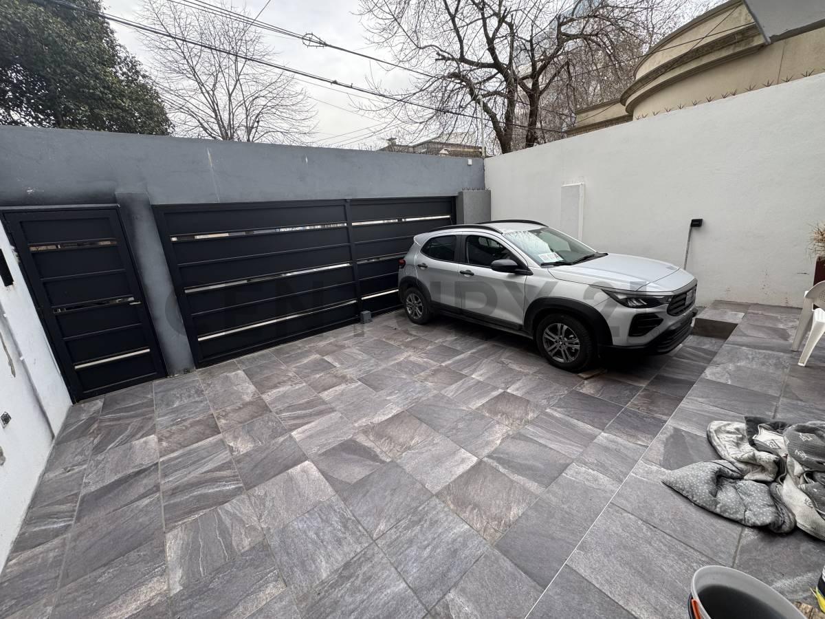 Foto de 2 entre 63 y 64 Casa Moderna en Venta Piscina, Quincho y Cochera Doble, imagen 4