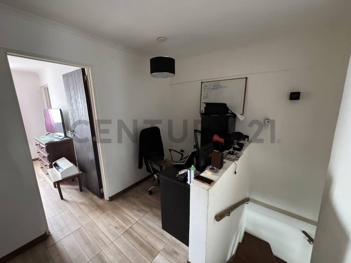 Foto de 2 entre 63 y 64 Casa Moderna en Venta Piscina, Quincho y Cochera Doble, imagen 5