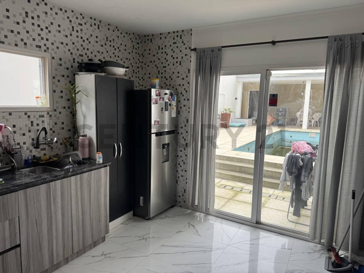 Foto de 2 entre 63 y 64 Casa Moderna en Venta Piscina, Quincho y Cochera Doble, imagen 3